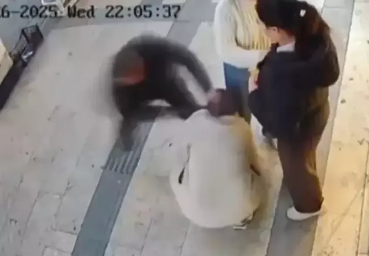 Boşanma aşamasındaki eşini sokak ortasında bıçakladı