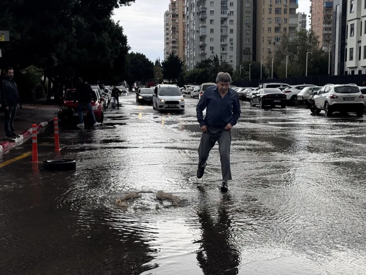 O ilimizde kuvvetli sağanak kentte hayatı durma noktasına getirdi