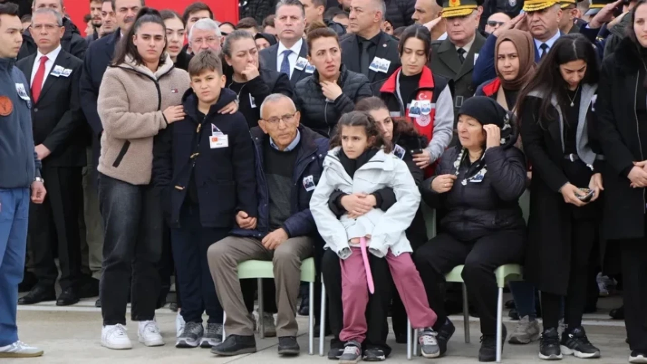 Şehit babasını oyuncağına sarılarak bekledi