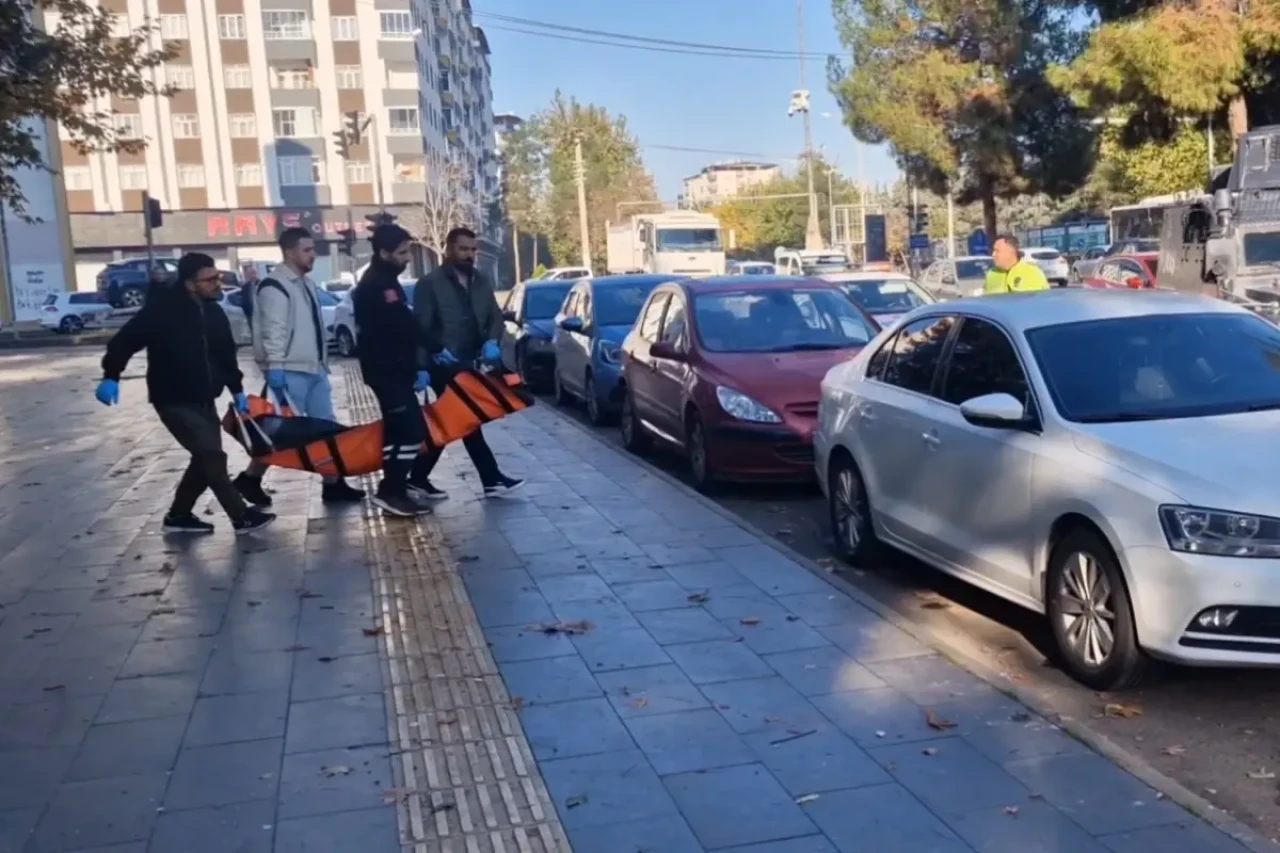 Diyarbakır’da aile faciası: 18 yaşındaki genç annesi ve ağabeyini öldürdü