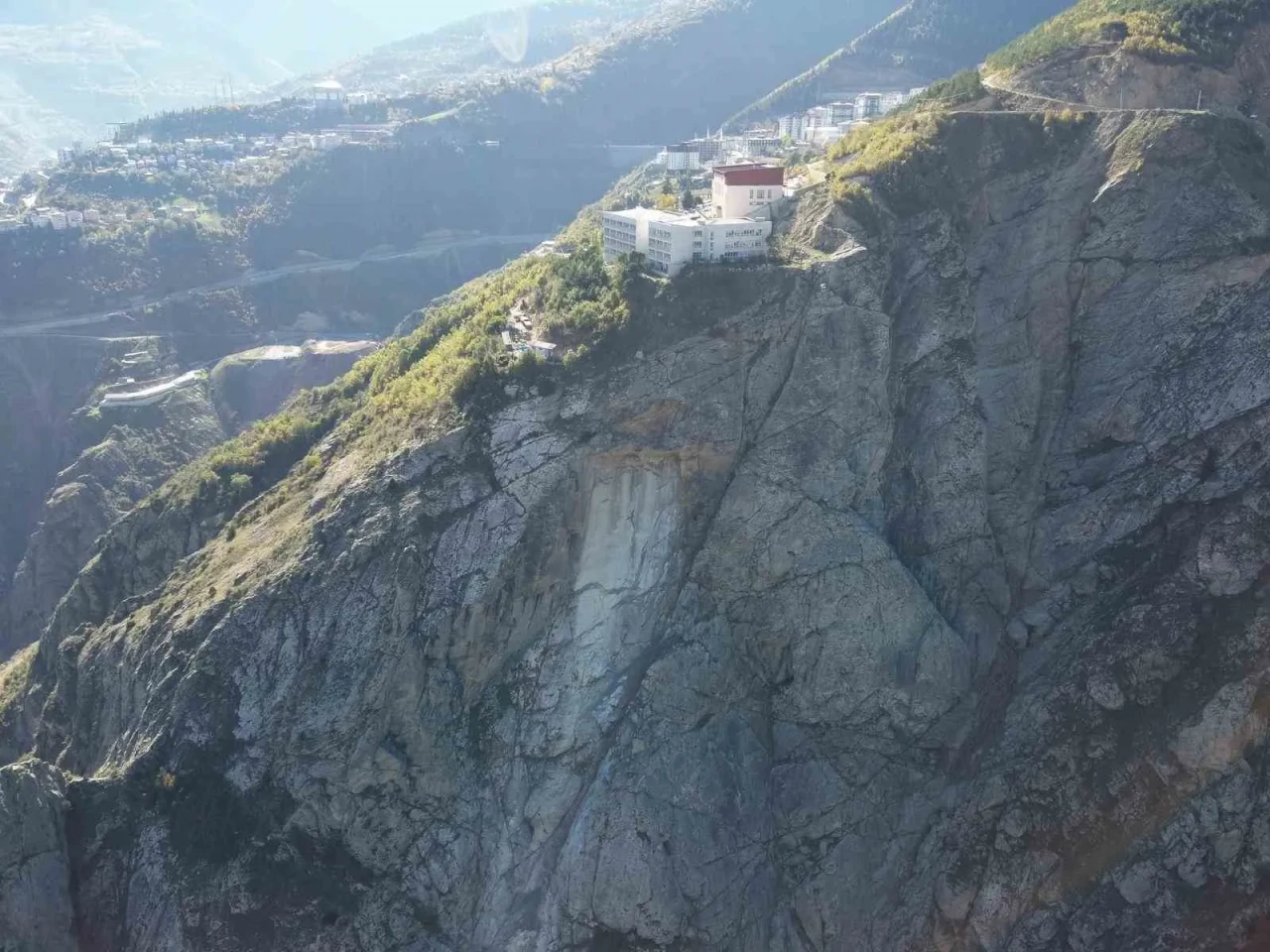 Artvin'de yamaçtan düşen kaya kütleleri paniğe neden oldu: Okul tahliye edildi