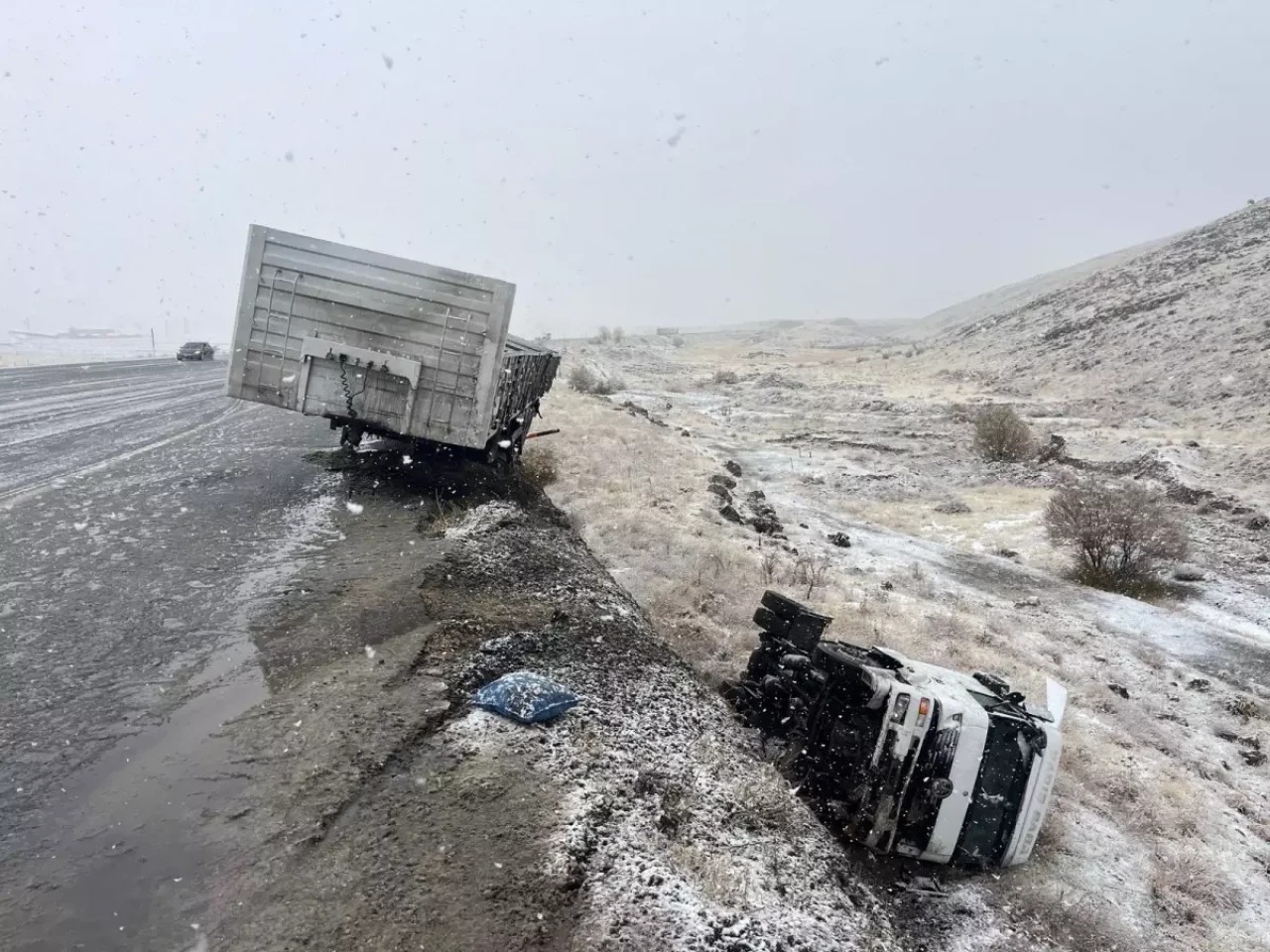 Malatya’da şarampole devrilen TIR kazasında sürücü ağır yaralandı