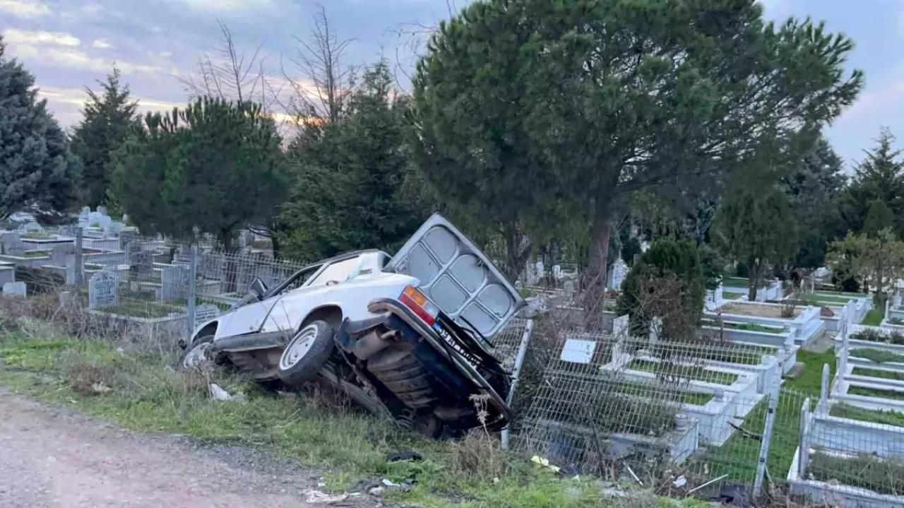 Çorlu’da alkollü sürücü mezarlığa daldı: Olay yerinden firar edip geri döndü