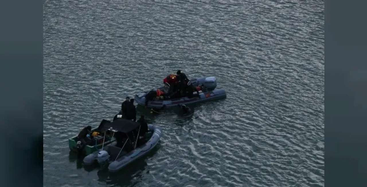 Van’da baraj gölüne yuvarlanan otomobilde 3 genç hayatını kaybetti