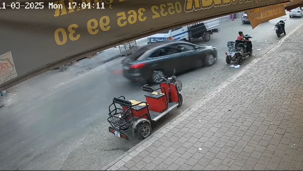 Adana'da kontrolden çıkan otomobil markete daldı