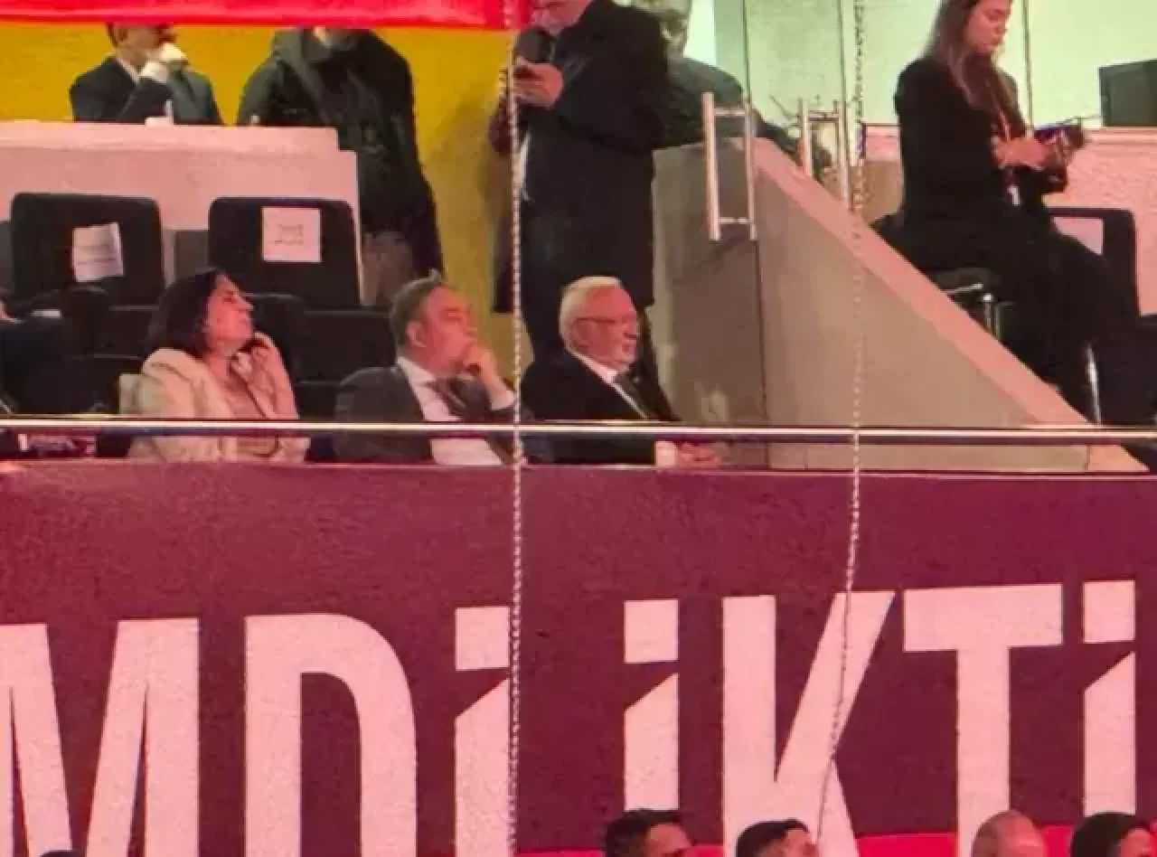 CHP Kurultayında Sürpriz Gelişme: İzlenen Video Nedeniyle AK Partili Elitaş Gösteri Alanını Terk Etti