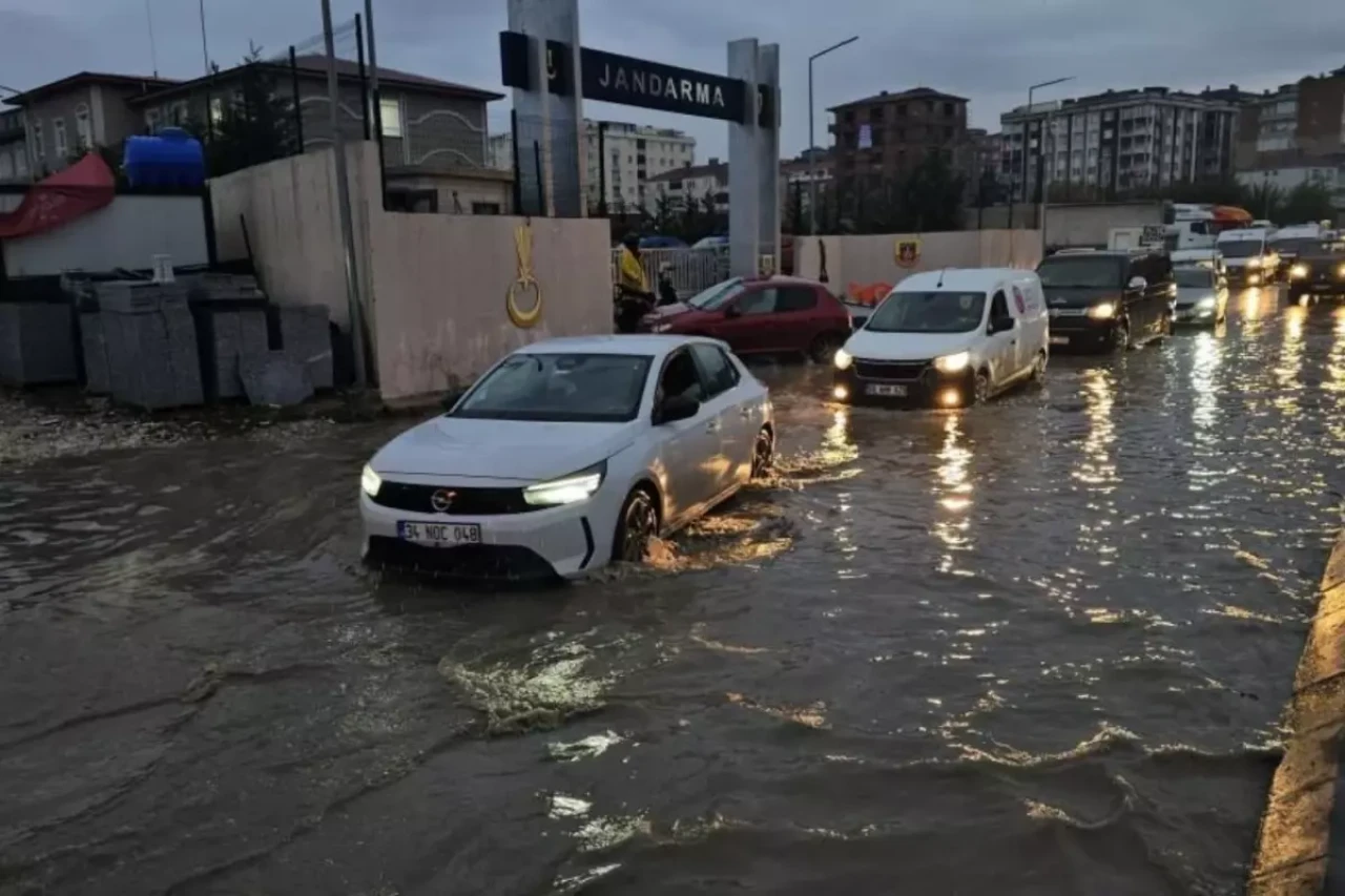 Çerkezköy’de sağanak yağış hayatı durma noktasına getirdi: Cadde göle döndü, araçlar mahsur kaldı