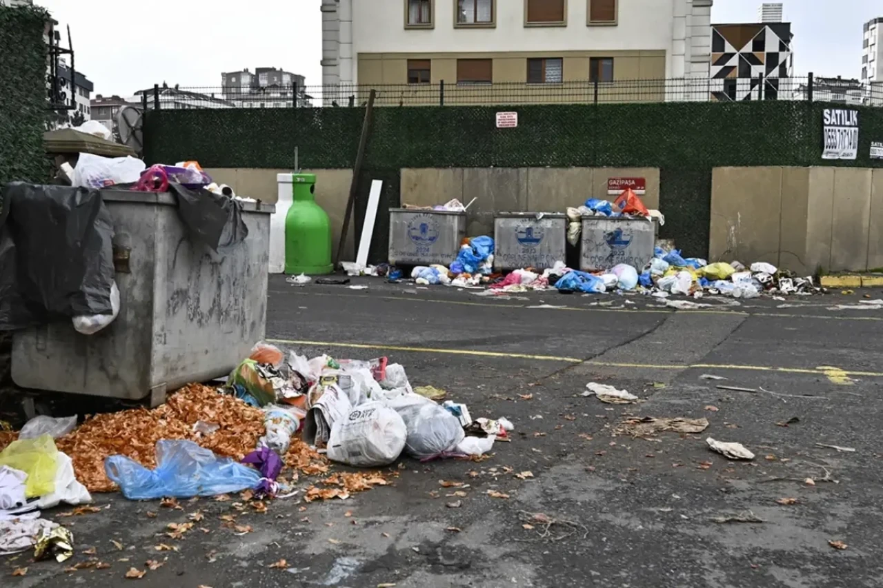 O belediyede çöp toplama krizi: İş bırakma eylemi ilçeyi çöpe boğdu