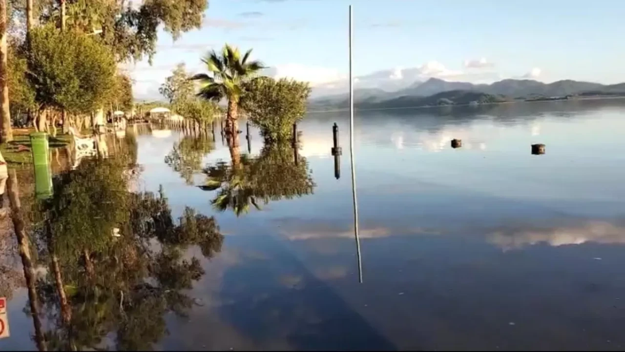 Köyceğiz Gölü taştı, kıyı şeridi sulara teslim oldu