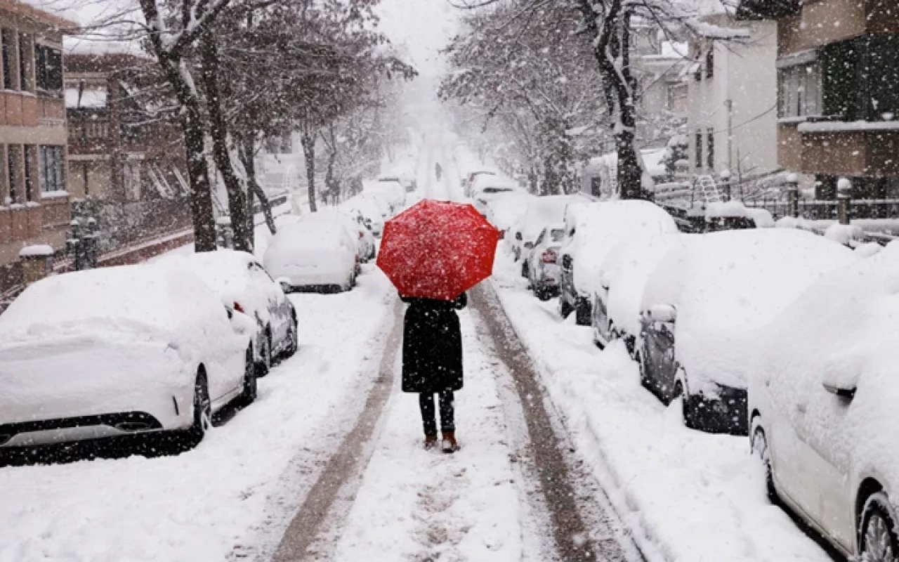 Meteoroloji’den Peş Peşe Uyarı Kar İstanbul’a Geliyor 5 İlde Sarı Kodlu Alarm