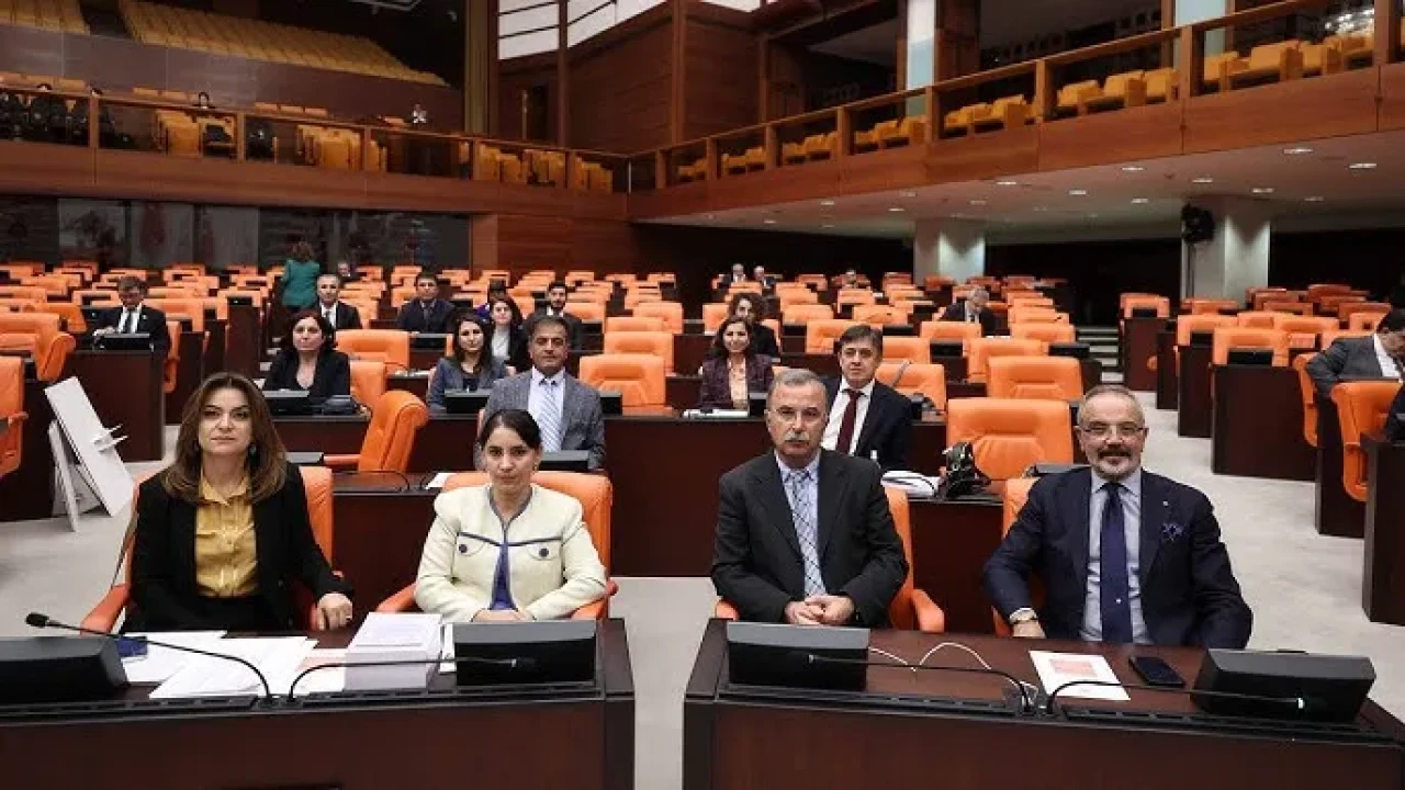 DEM Parti milletvekilleri Meclis’te basın açıklaması düzenledi