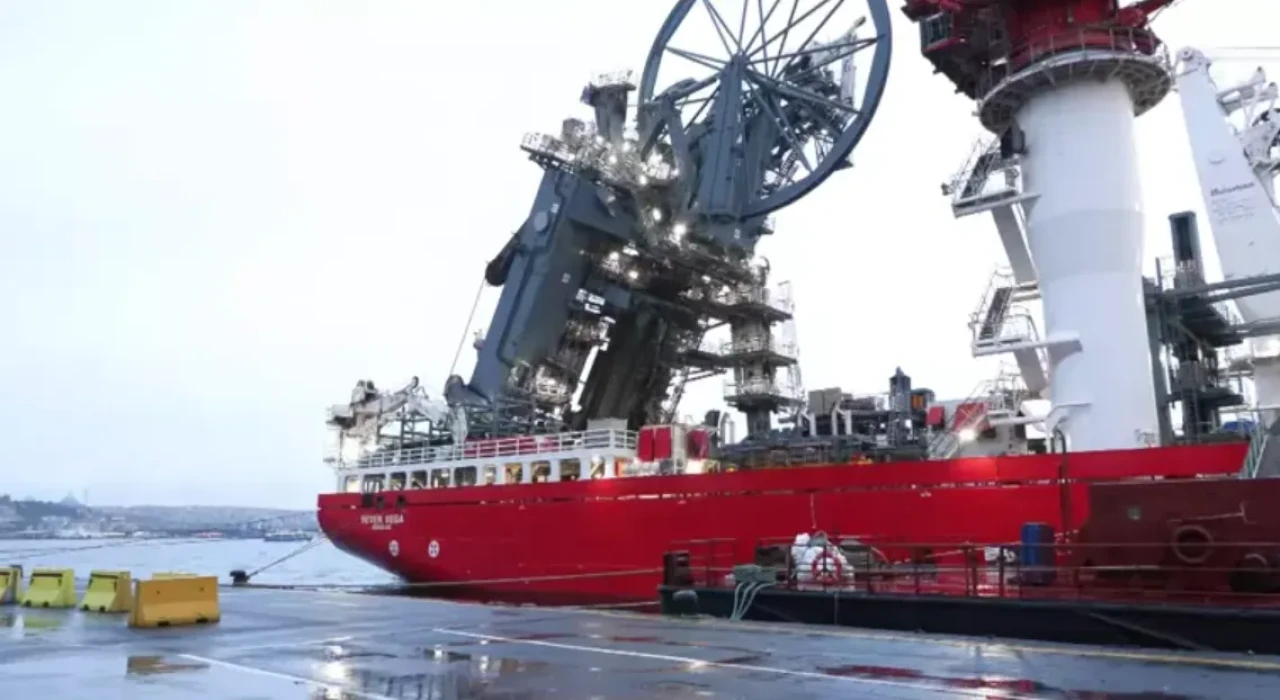 Sakarya gaz sahasında çalışacak olan gemi Sarayburnu'nda