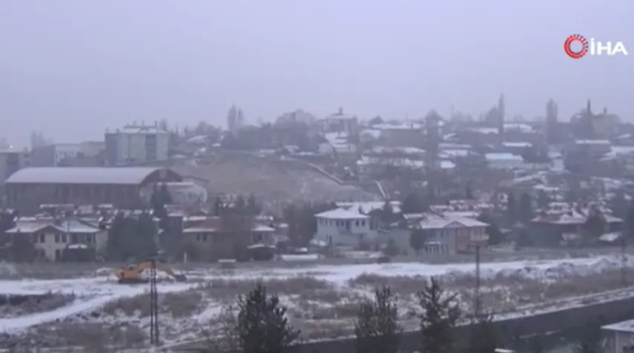Kars'a mevsimin ilk karı yağdı