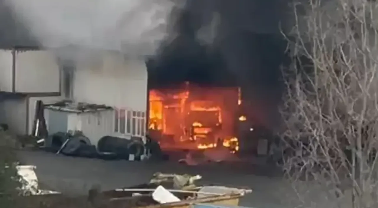 Arnavutköy'de TIR tamirhanesinde yangın çıktı