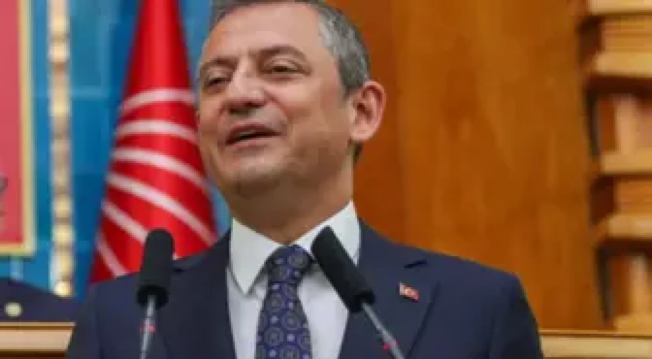 Özgür Özel'in adayını açıklarken isimleri karıştırdı: Canlı yayında dil sürçmesi