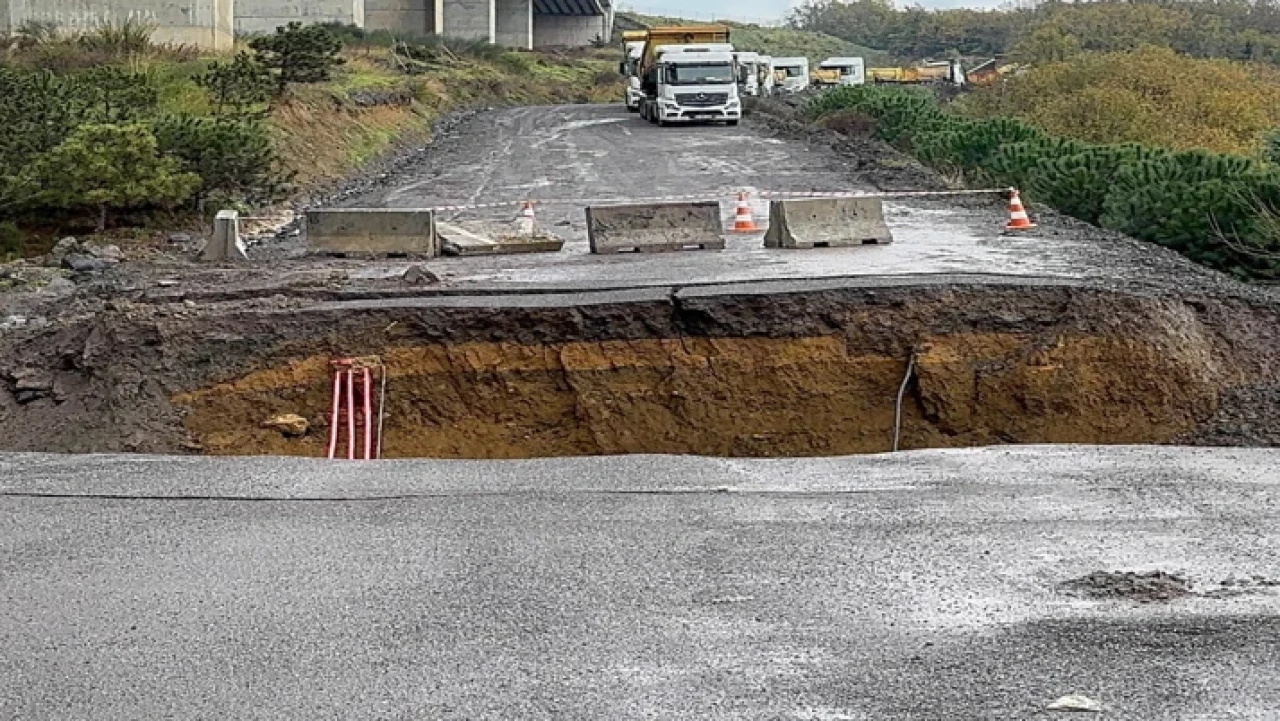İstanbul’da sağanak etkisini gösterdi: Sarıyer’de yol çöktü, araçlar dereye düştü