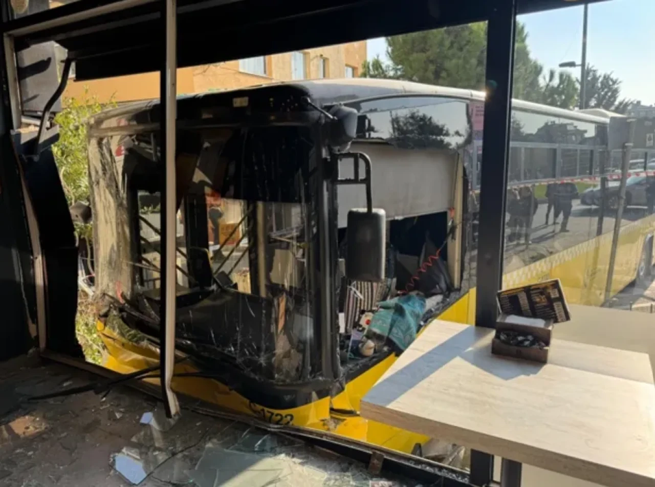 Üsküdar'da İETT otobüsü börekçiye daldı: 3 kişi yaralandı