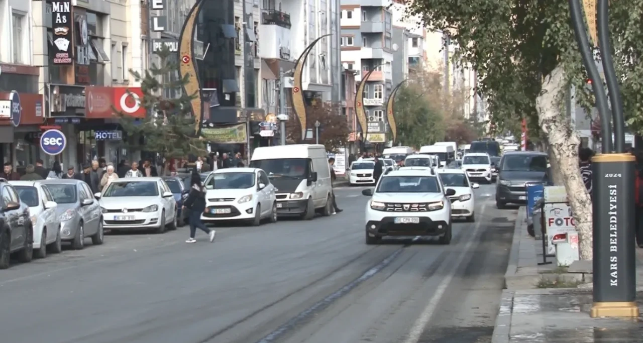 Kars'ta araç sayısı 54 bini geçti: Kent sakinleri çözüm bekliyor