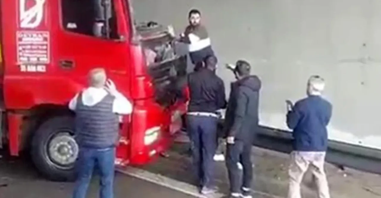 TEM Otoyolu'nda kaza: Tır sürücüsü aracın altında kaldı