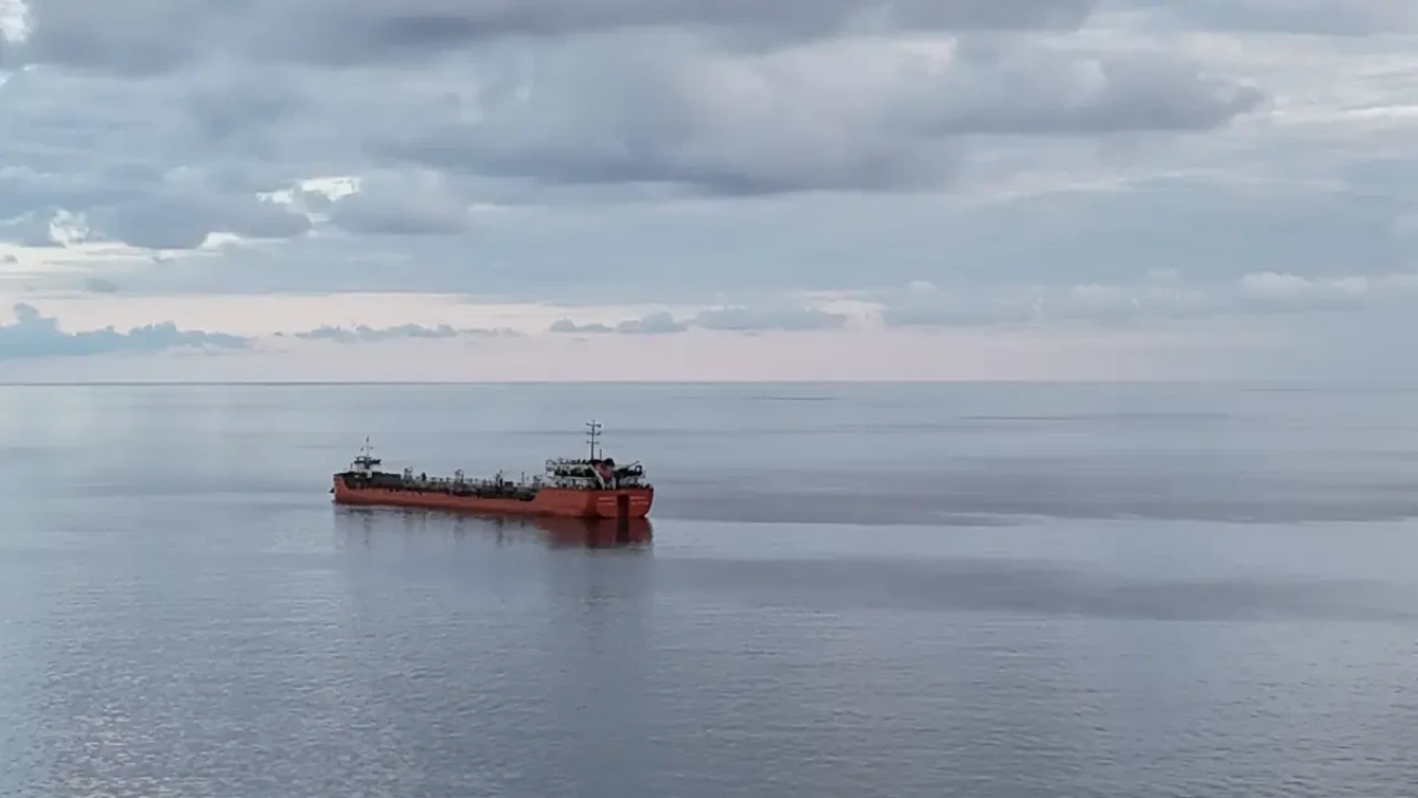 Karadeniz'de saldırıya uğramıştı: O gemi Sinop açıklarında demir attı