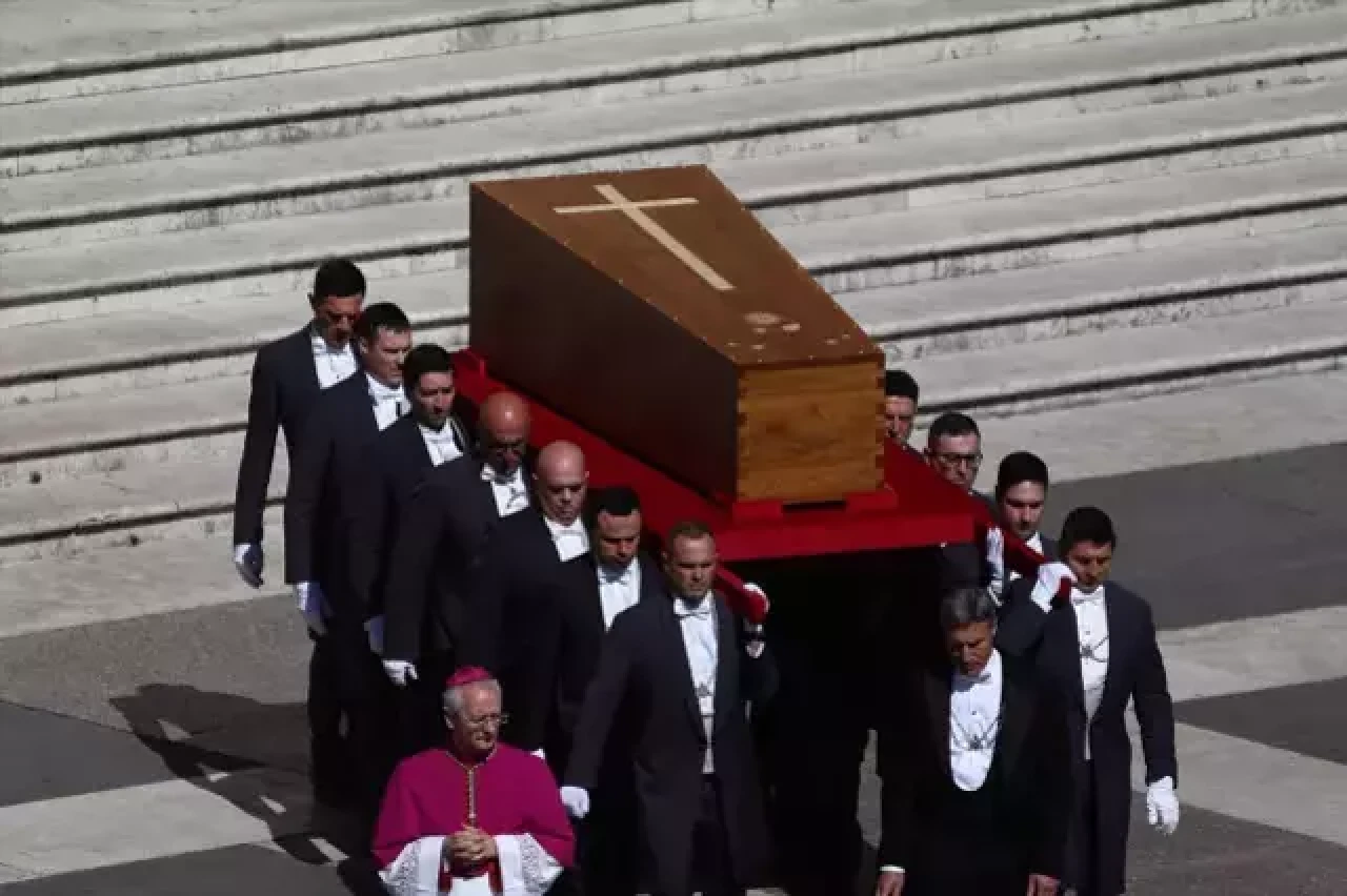 Papa son yolculuğuna uğurlandı! İşte bundan sonraki süreç