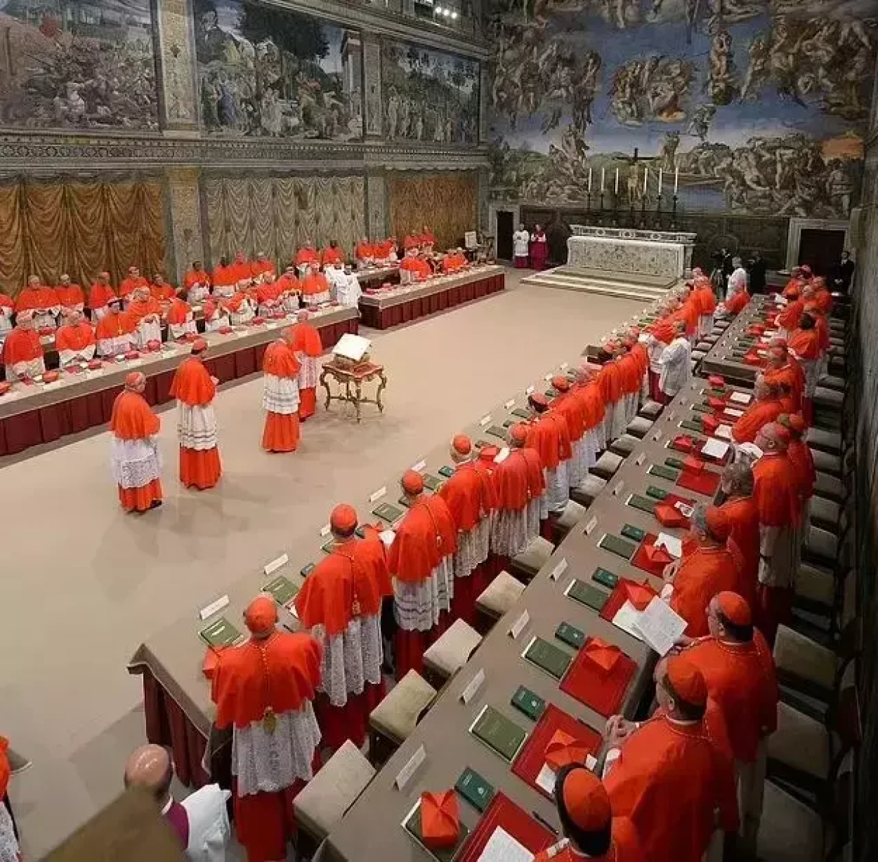 Vatikan, Papa Francis'in tabuttaki fotoğraflarını yayınladı