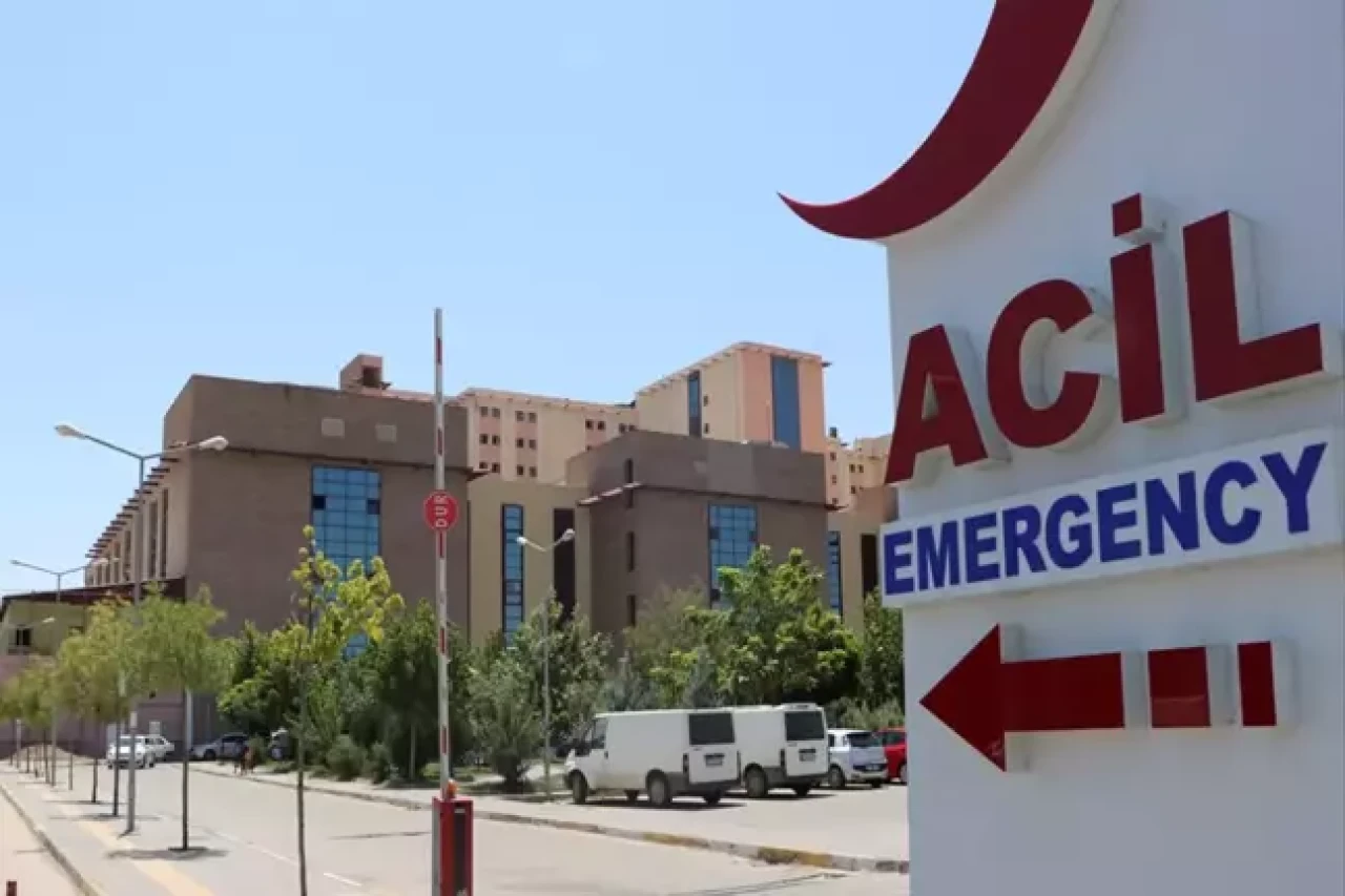 Diyarbakır'da 53 öğrenci zehirlenme şüphesiyle hastaneye kaldırıldı