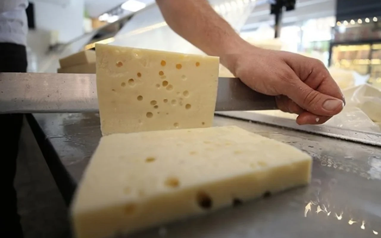 Zincir marketlerde satılan peynir markası yaptığı hileyi kabul etti