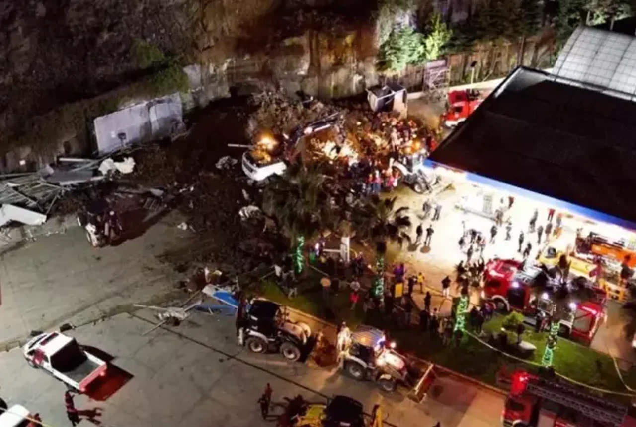 Samsun'da heyelan! Dağdan kopan kayalar aracın üstüne düştü, baba ve iki çocuk hayatını kaybetti