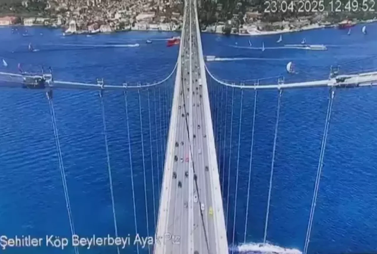 Depremin şiddeti 15 Temmuz Şehitler Köprüsü'nün kamerasına yansıdı