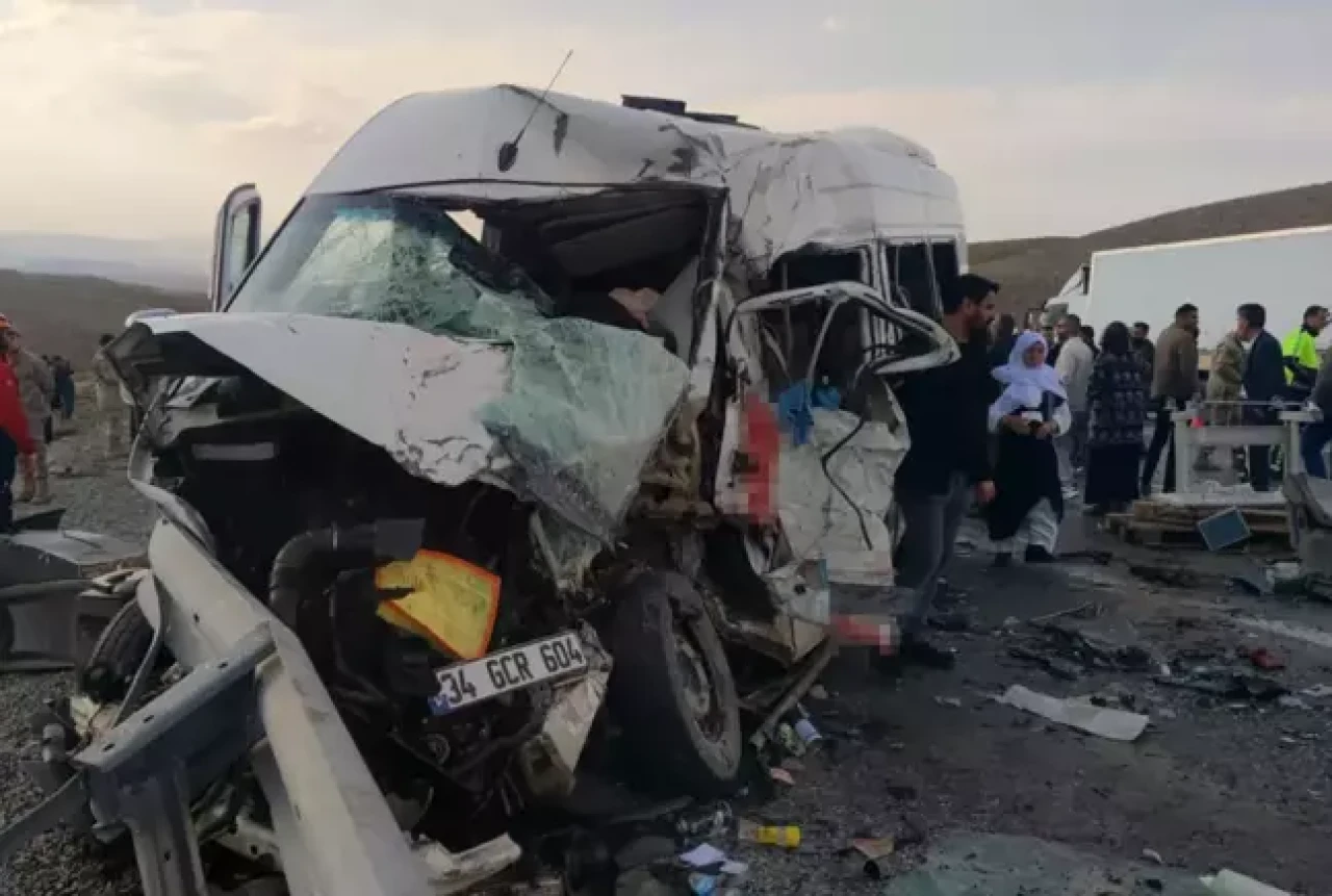 Van'da katliam gibi kaza: 6 ölü, 13 yaralı