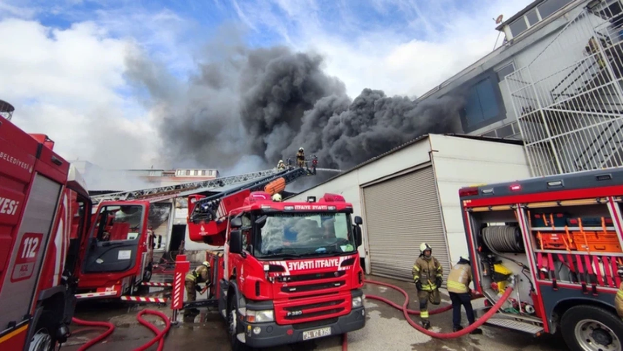 İstanbul Sancaktepe'de fabrika yangını patlama sesleri duyuluyor