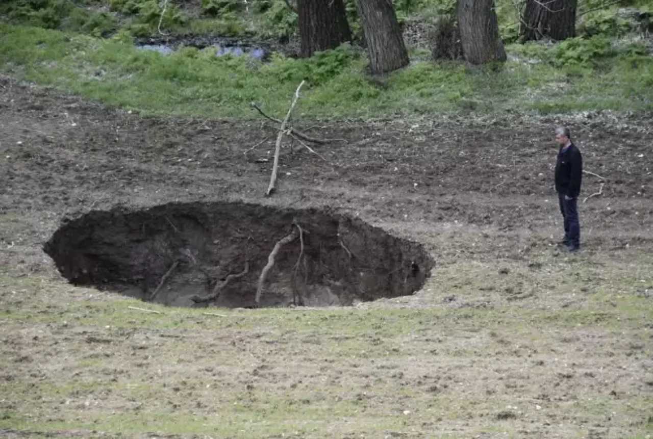 Sivas'ta tarlada 7 metre çapında obruk oluştu