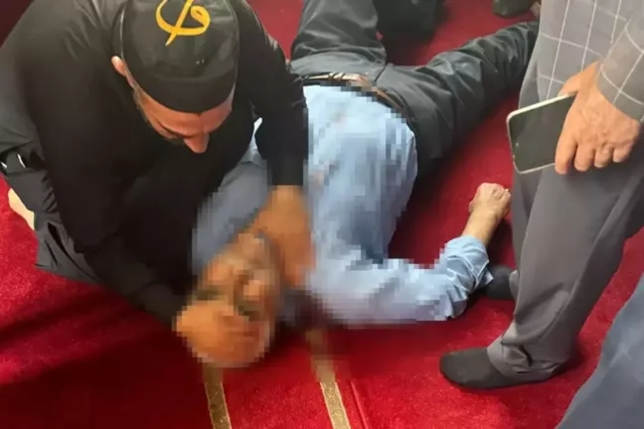 Camide namaz kılarken bıçaklandı