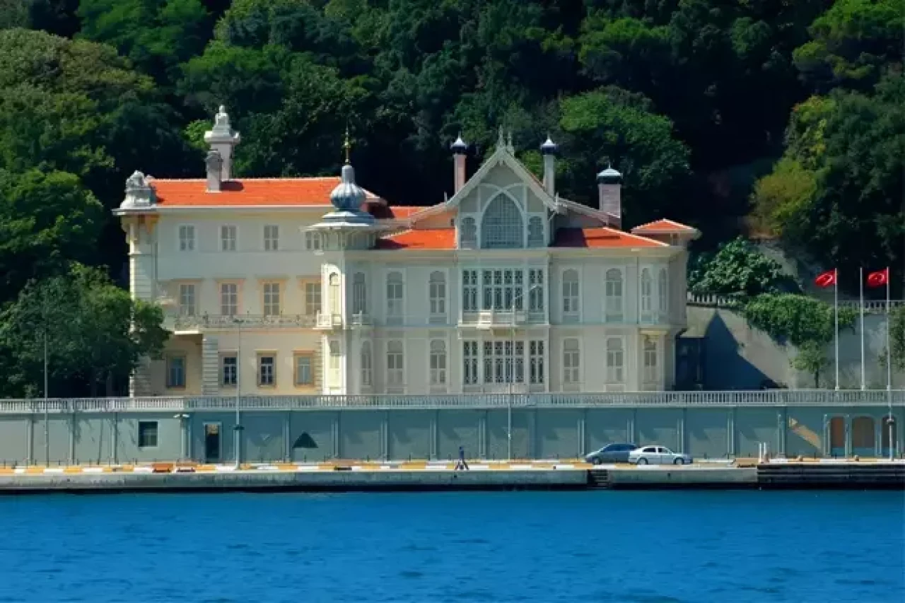 İstanbul Boğazı'ndaki lüks yalılar apar topar satışa çıkarıldı