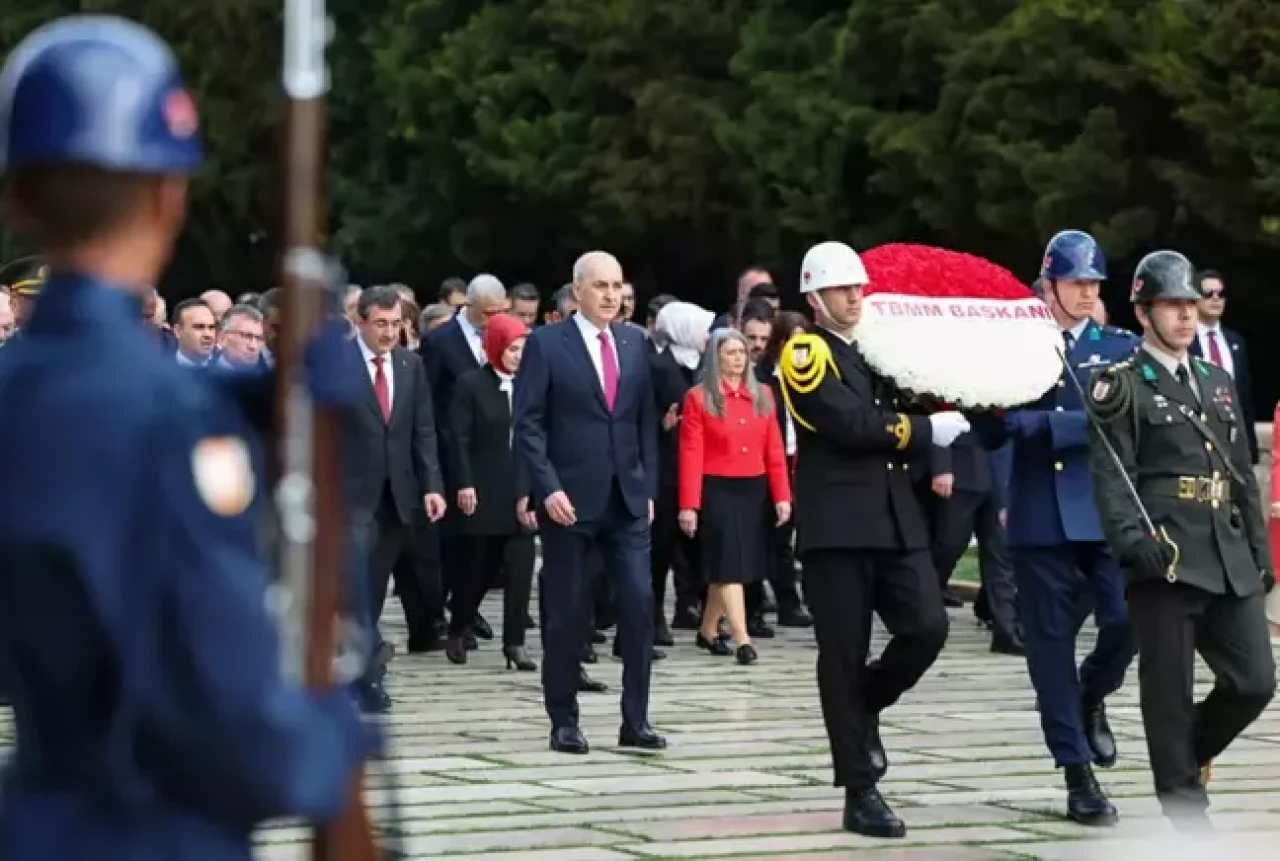 Anıtkabir'de 23 Nisan töreni! Devlet erkanı Atatürk'ün mozolesine çelenk bıraktı