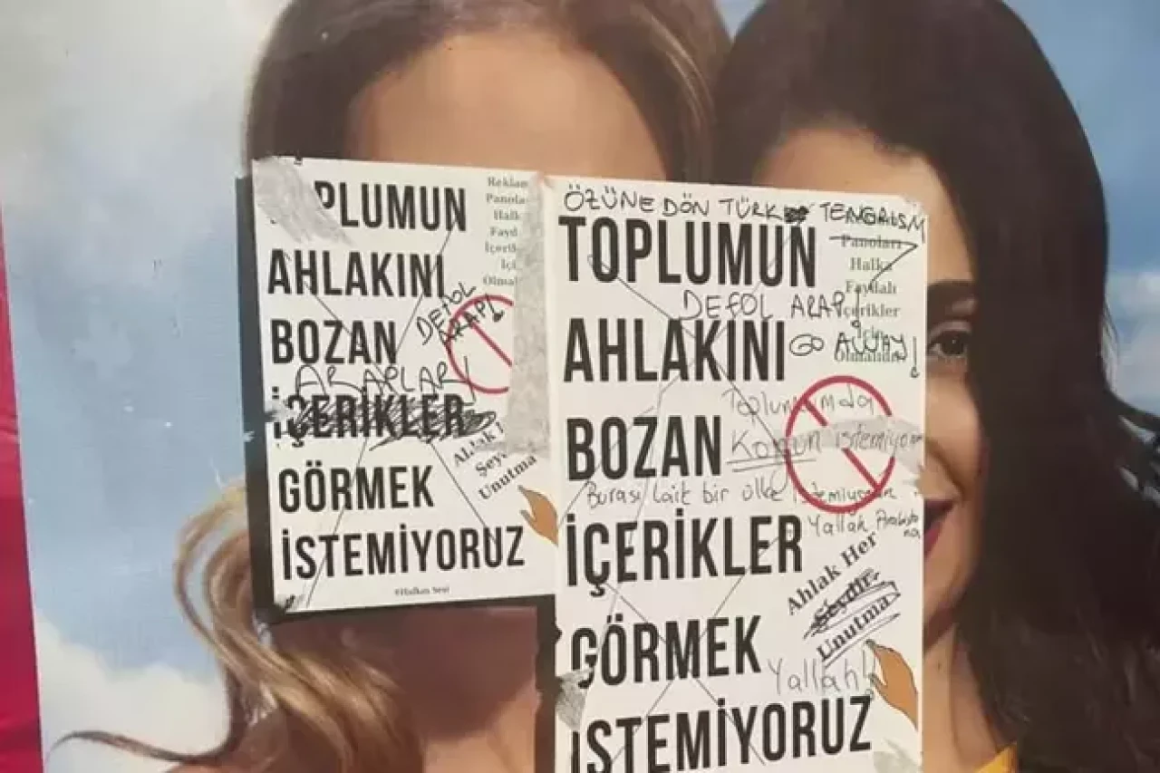 Gülümseyen kadınların yer aldığı reklam afişlerini sansürlediler! Sebebi de bir o kadar ilginç