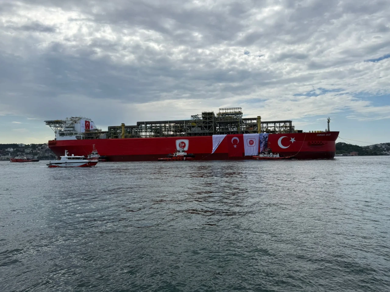 İstanbul Boğazı'nda tarihi görüntüler! Geçişi 11 saat sürecek