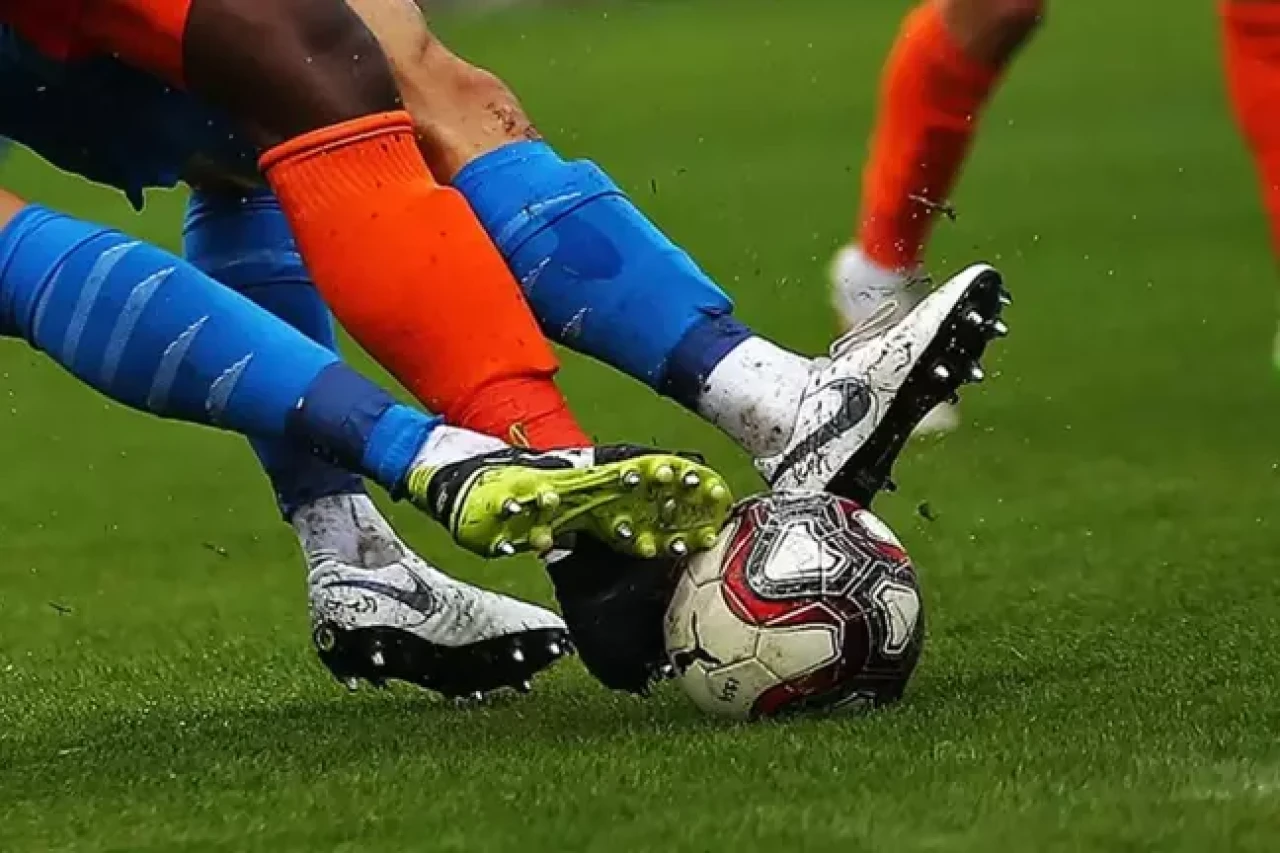 Ünlü futbolcu kız arkadaşını hastanelik etti