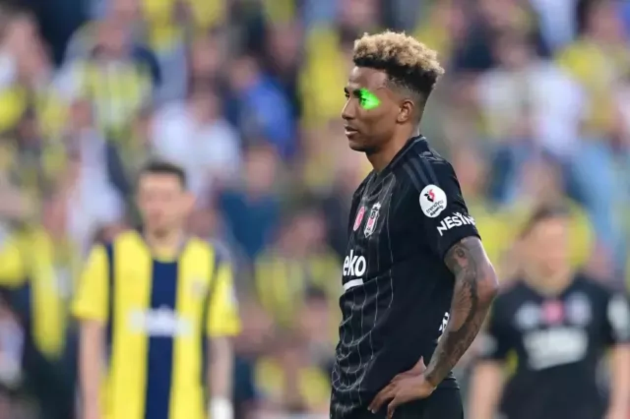 Fenerbahçe-Beşiktaş derbisinde Gedson Fernandes'e lazer tutan taraftar gözaltına alındı