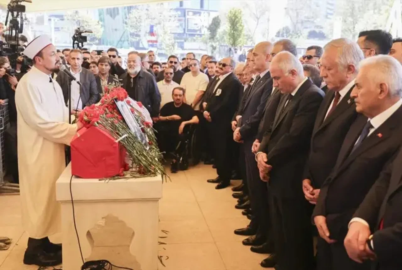 İmam, Sırrı Süreyya Önder ile ilgili anısını cenazede anlattı