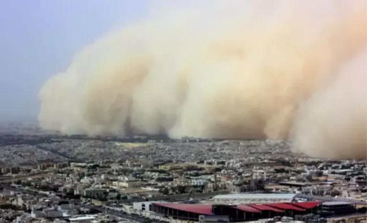 İran'da kum fırtınası nedeniyle eğitime ara verildi