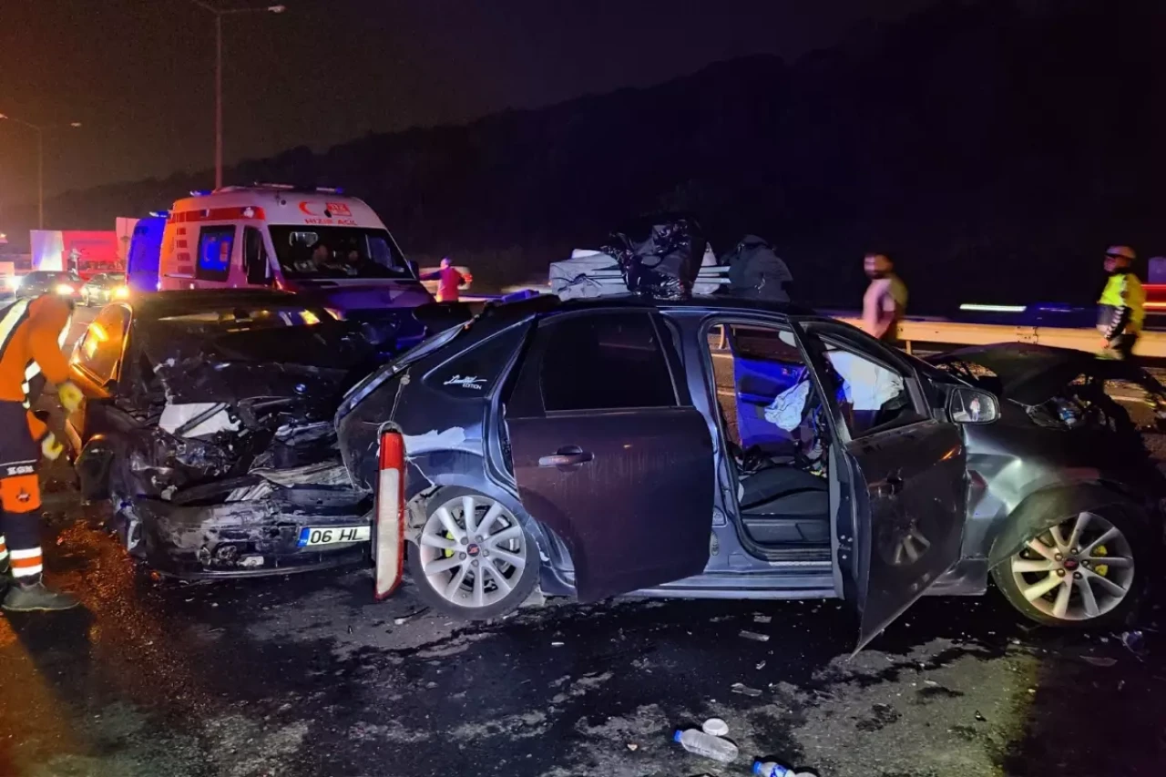 Köprü trafiğini kilitleyen kaza! 5 araç birbirine girdi