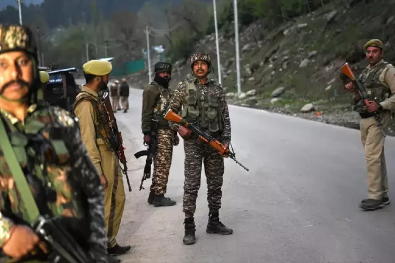 Pakistan'da askeri araca bombalı saldırı: 7 ölü