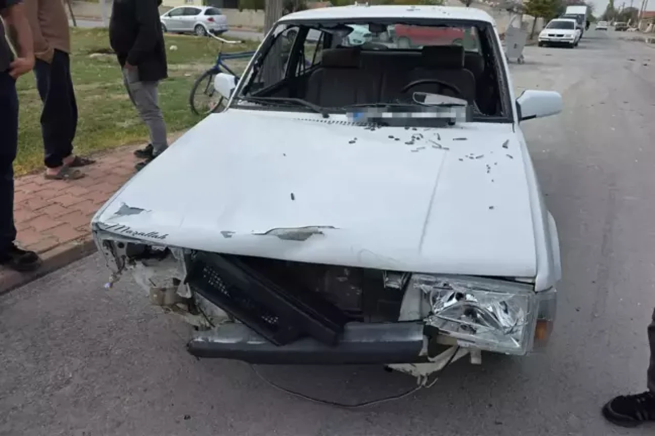 Elektrikli motosikletle otomobil çarpıştı: Sürücünün gözü çıktı