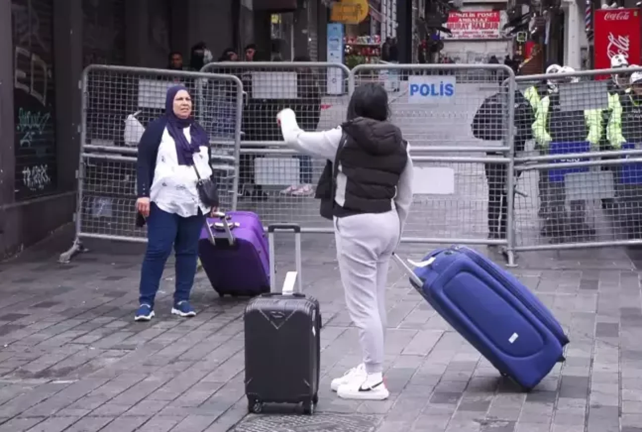 Taksim'e çıkan yollar kapatıldı, turistler araç bulamadı