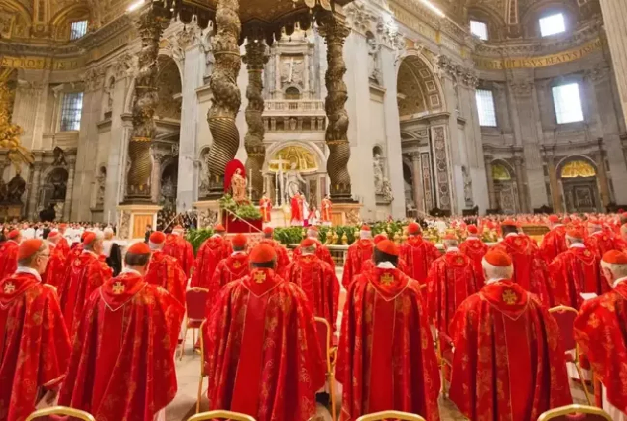 Vatikan'da papalık yarışı! Dış dünya ile iletişim kesildi, sonuçlar dumanla ilan edilecek