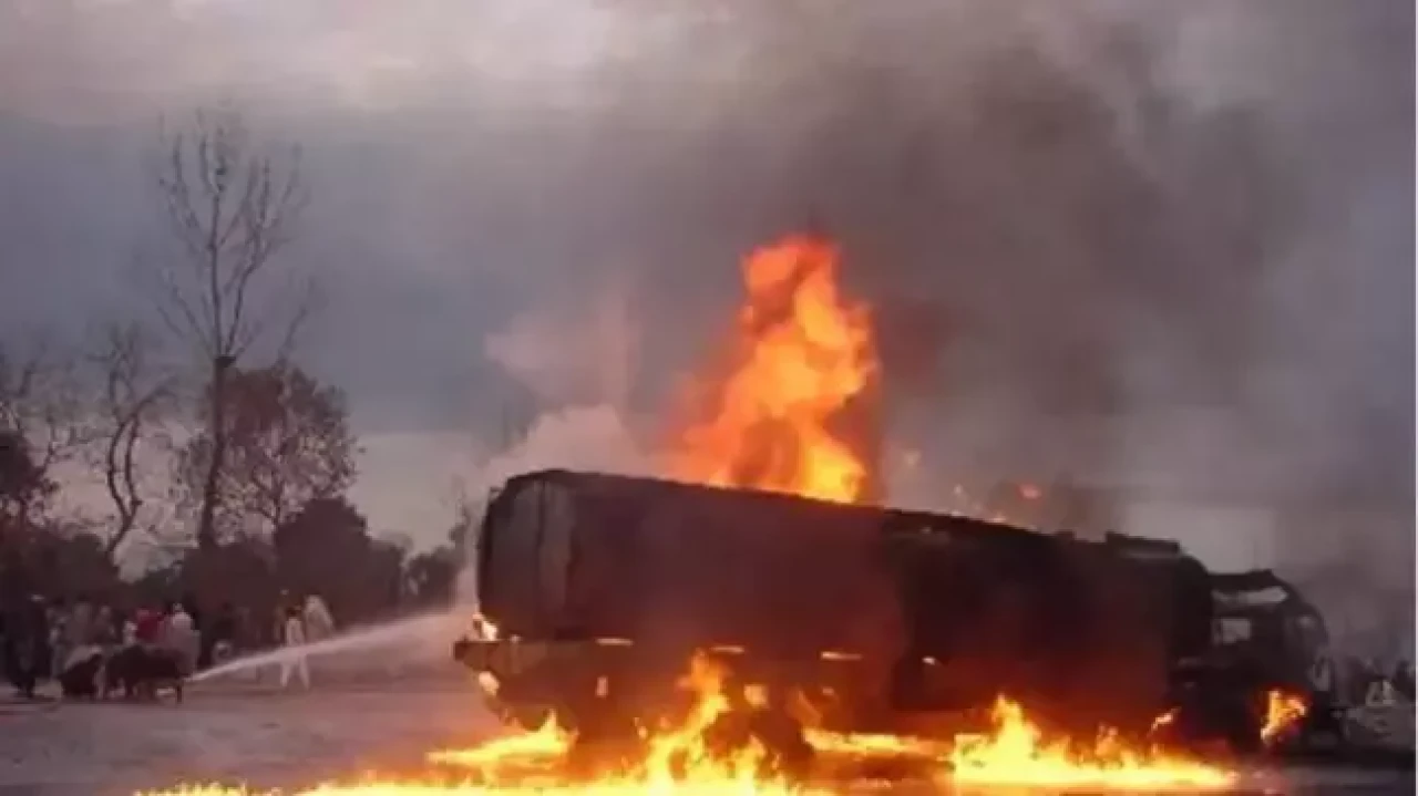 Pakistan'da yakıt tankeri patladı: 19 ölü