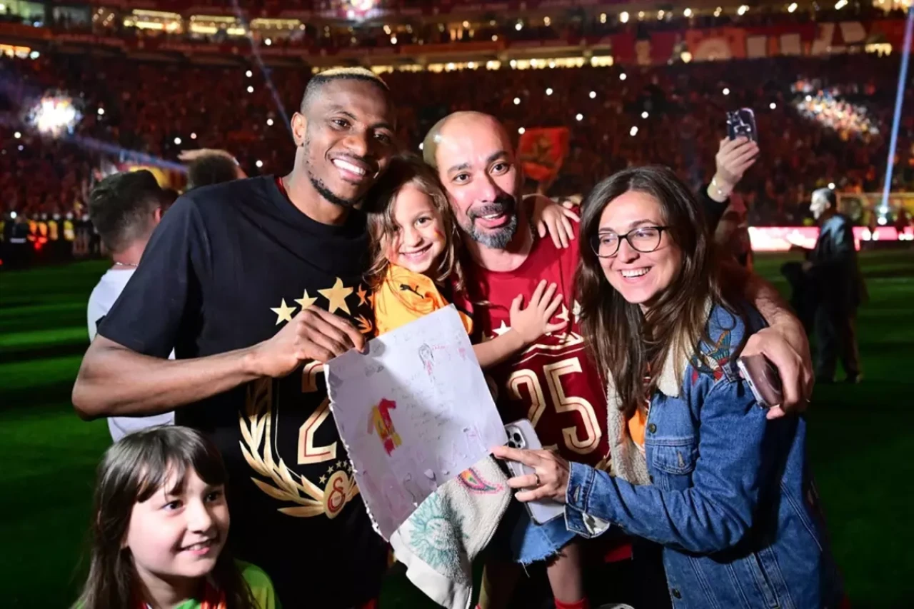 Kararını açıkladı: Osimhen Galatasaray'da kalmaya daha yakın