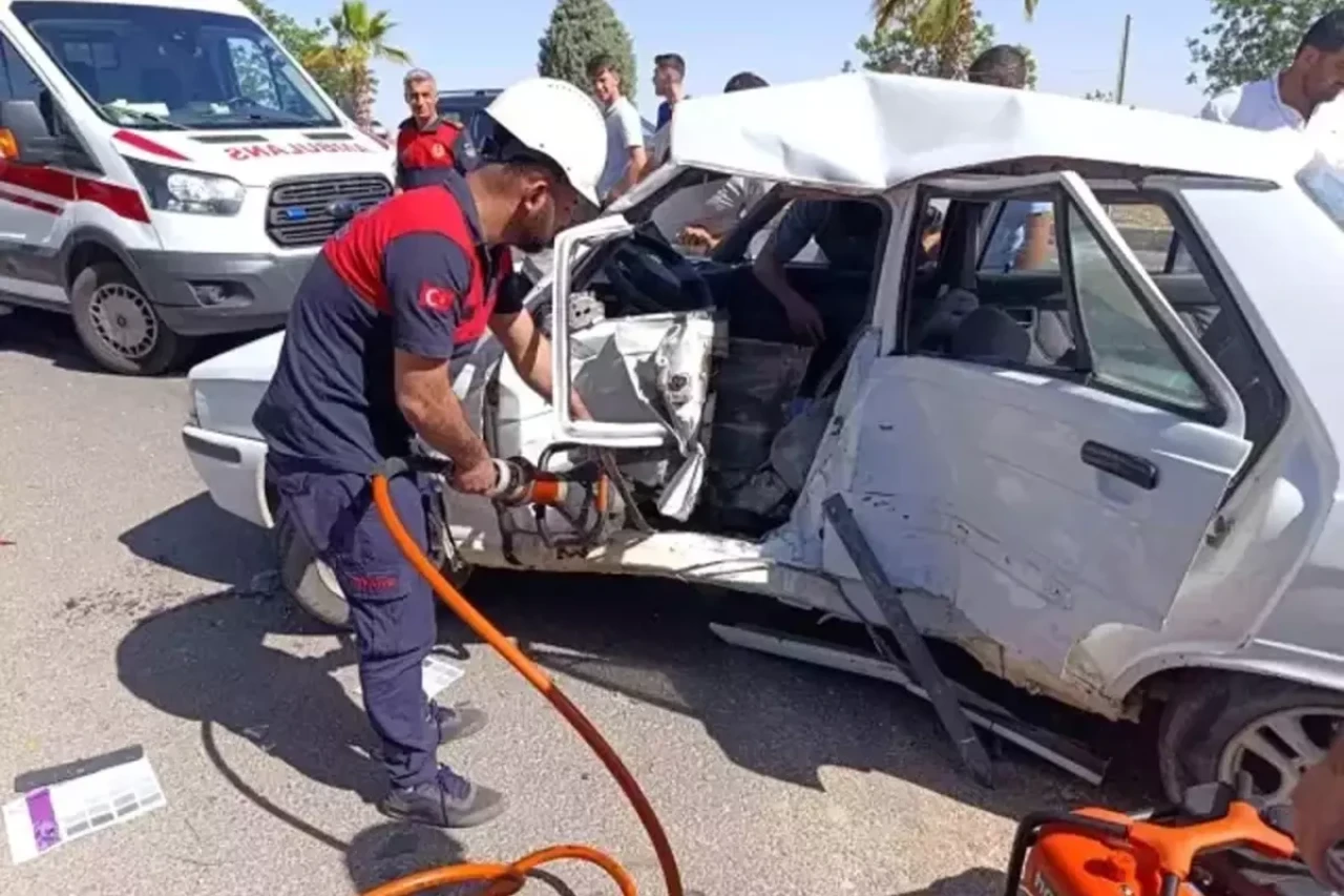 Şanlıurfa'da zincirleme kaza! İki kişi araca sıkıştı